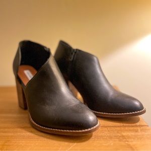 Chelsea And Violet Black Leather Heeled Cutout Bootie Size 6.5